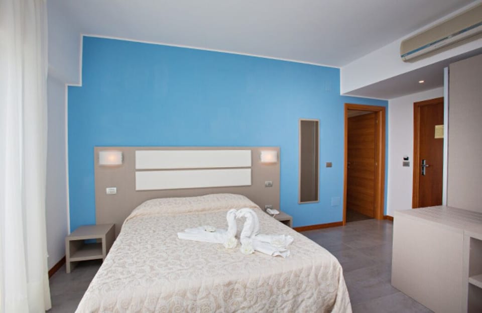 Classic Double Room, Balcony, Sea View | Desk, free WiFi