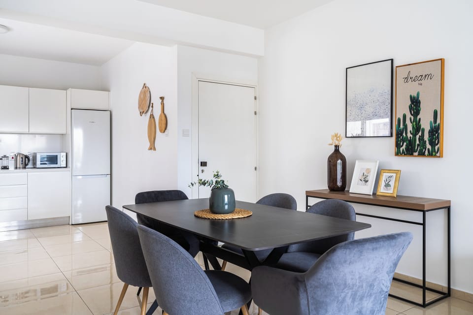 City Apartment, Non Smoking, Balcony | Dining room