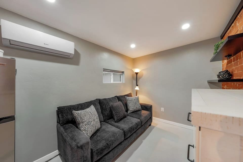 CASITA: Cozy living room area next to the kitchenette with comfortable couch and storage space