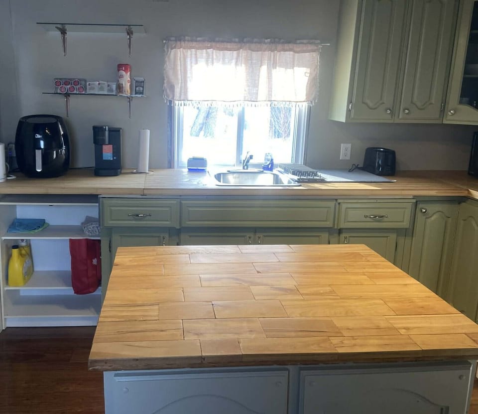 Full kitchen ready for you to prepare your favorite family recipes.