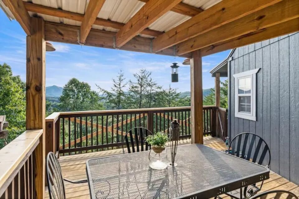 Outdoor eating area with amazing views!