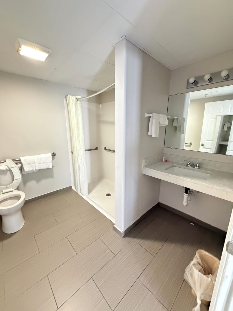 Single Room, Accessible Bathtub, Non Smoking | Bathroom | Combined shower/tub, soap, shampoo, toilet paper