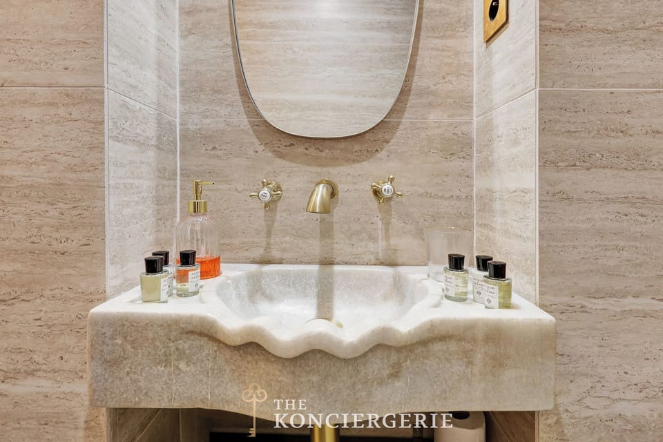 Salle de bain contemporaine avec douche à l’italienne et finitions soignées.
