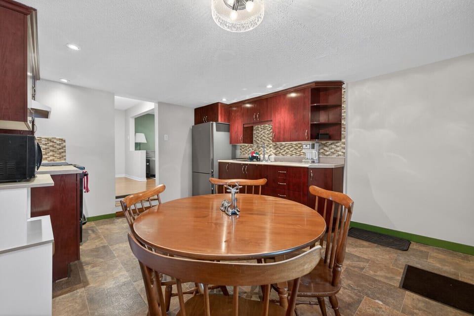 Kitchen and dinning room fully equiped