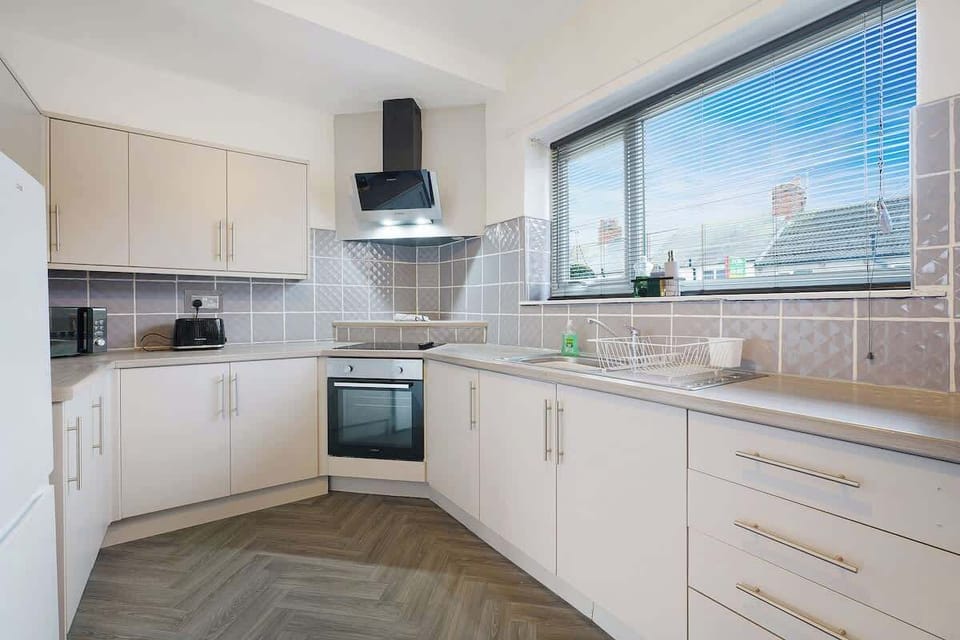 A fully equipped kitchen designed for convenient home cooking during your stay. Includes an oven, hob, fridge/freezer, plus all essential cookware, crockery, and utensils, making it suitable for both short breaks and longer visits.
