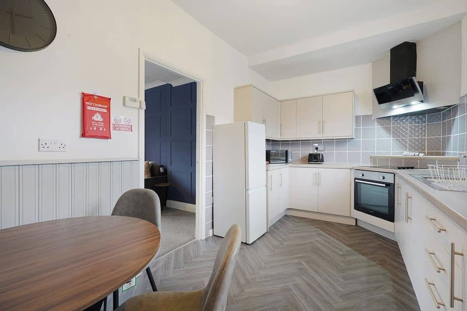 Enjoy a practical and well-equipped kitchen ideal for self-catering. It comes with an oven, hob, fridge/freezer, and all essential cooking tools, crockery, and utensils required for comfortable stays of any length.