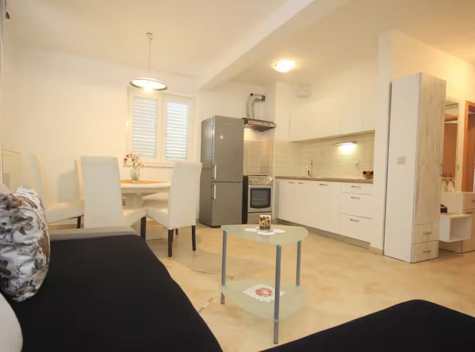 Apartment (One Bedroom Apartment with Terrace) | Dining room