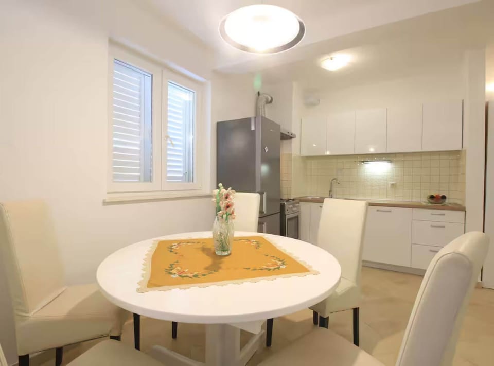 Apartment (One Bedroom Apartment with Terrace) | Dining room