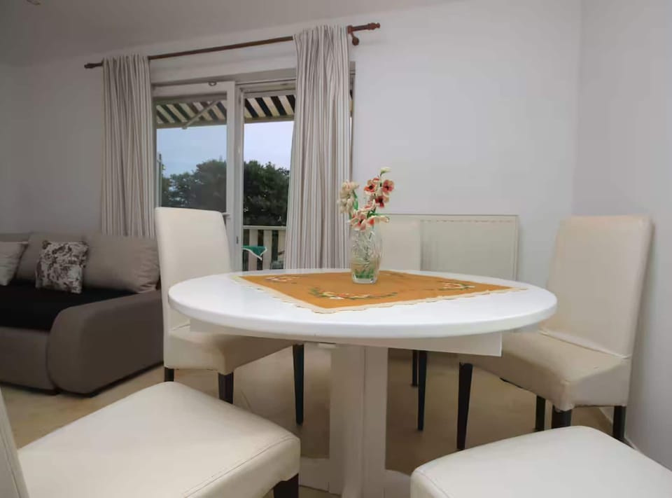 Apartment (One Bedroom Apartment with Terrace) | Dining room