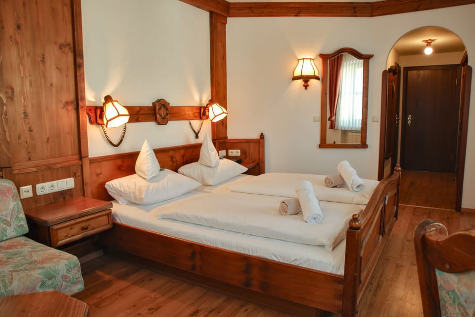 Traditional Double Room | Hypo-allergenic bedding, desk, laptop workspace, free WiFi