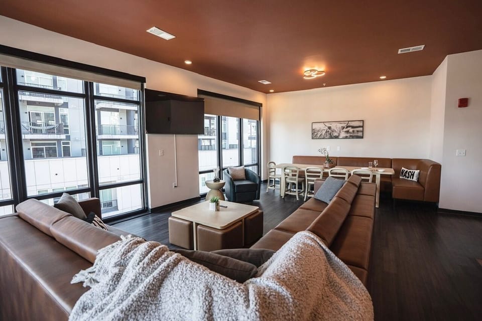 Apartment, 5 Bedrooms, Balcony | Living area