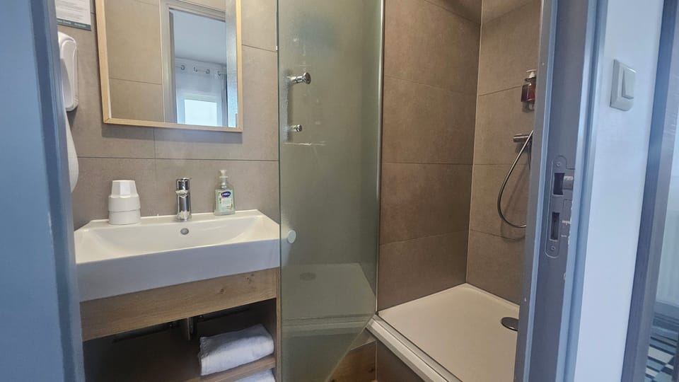 Shower, rainfall showerhead, free toiletries, towels