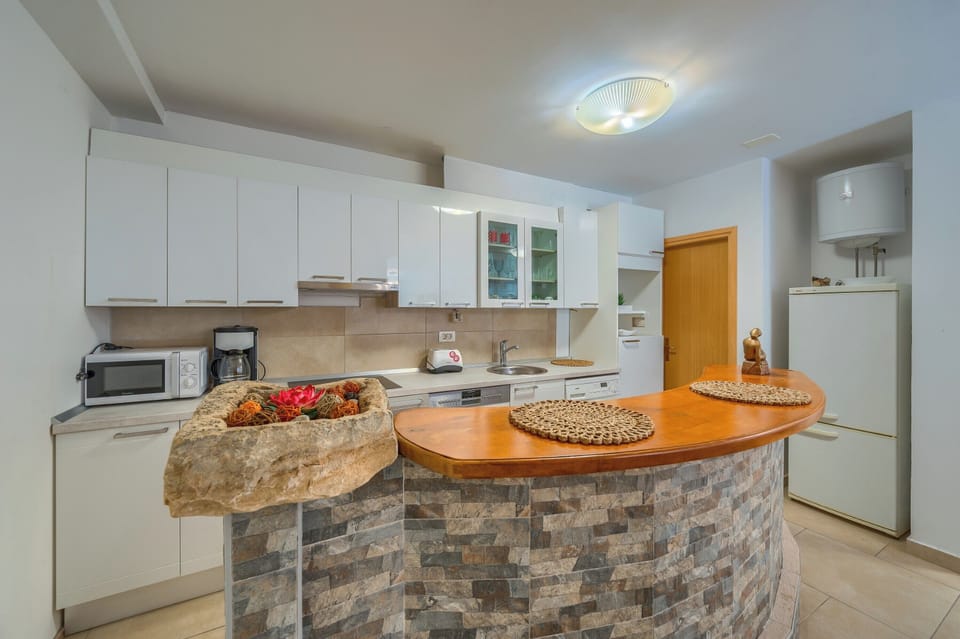Fridge, microwave, stovetop, dishwasher