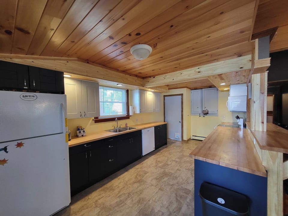 Fully equipped Kitchen with lots of space and all the necessities. 