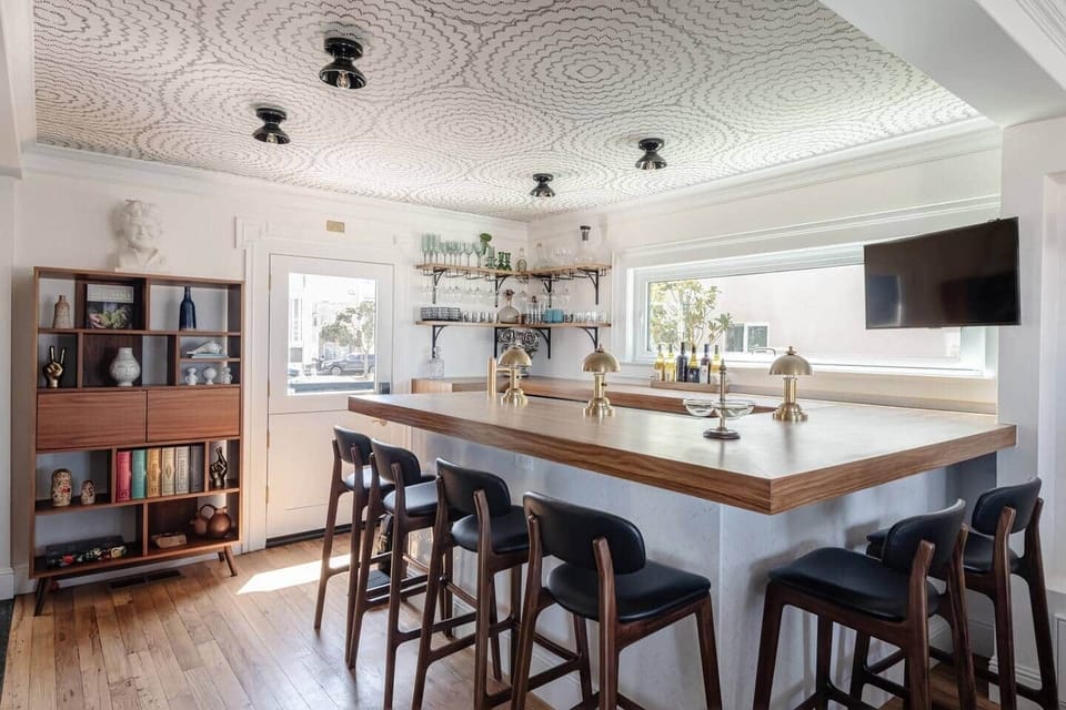 Handcrafted bar to enjoy your handcrafted cocktails, mocktails or some refreshing purified watter.