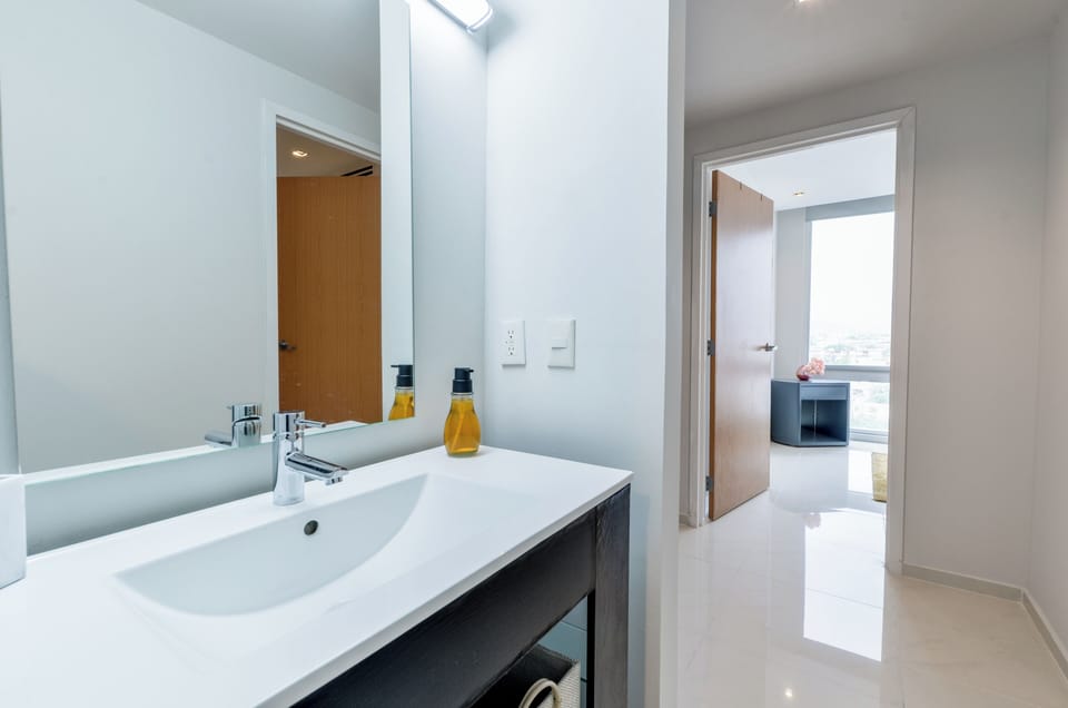 Club Suite, City View | Bathroom | Shower, free toiletries, hair dryer, towels