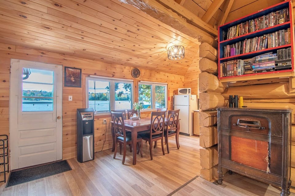 Lakeside Entrance & Dining