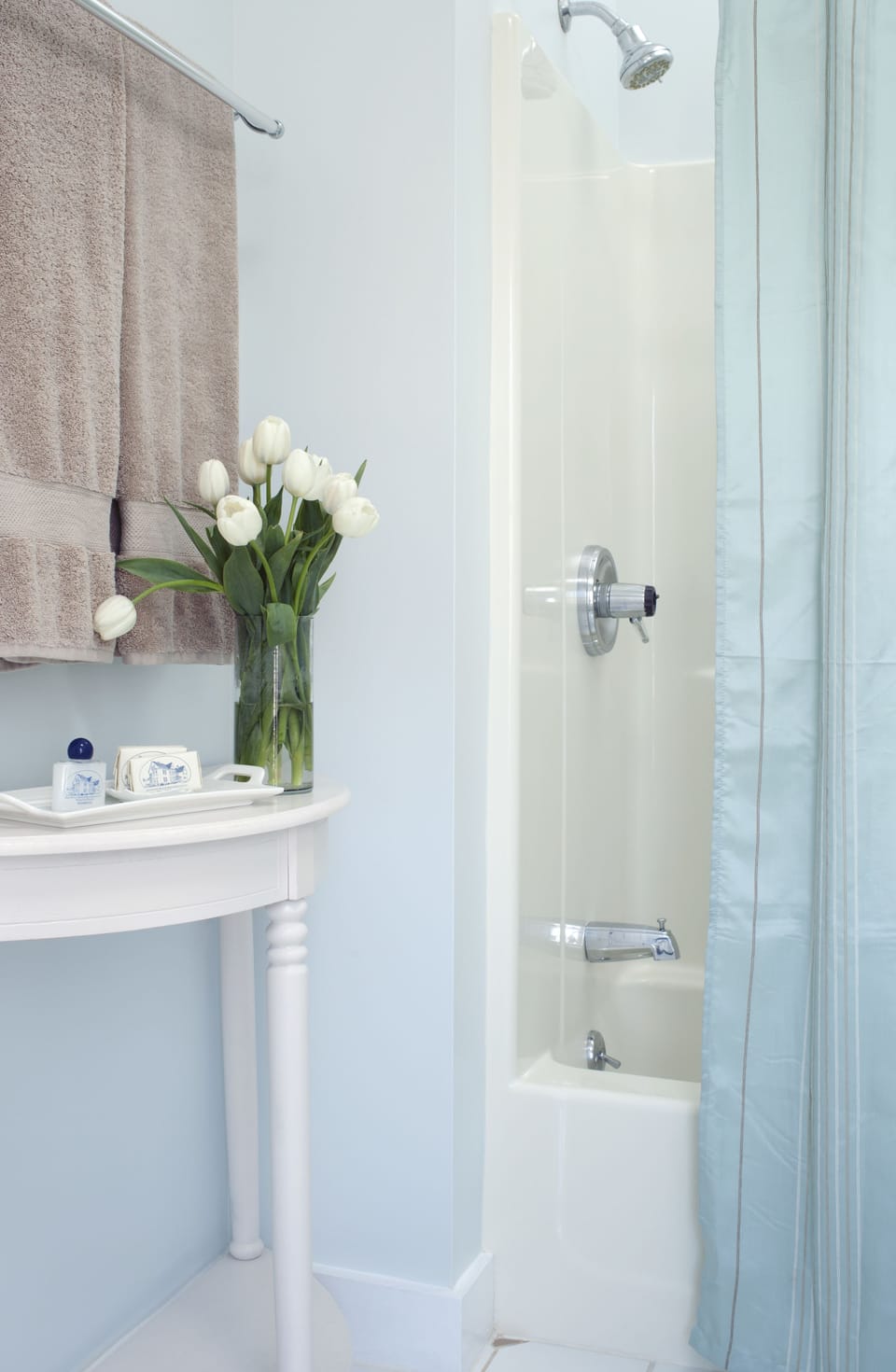  Cape Neddick Room | Bathroom | Combined shower/tub, designer toiletries, hair dryer, bathrobes