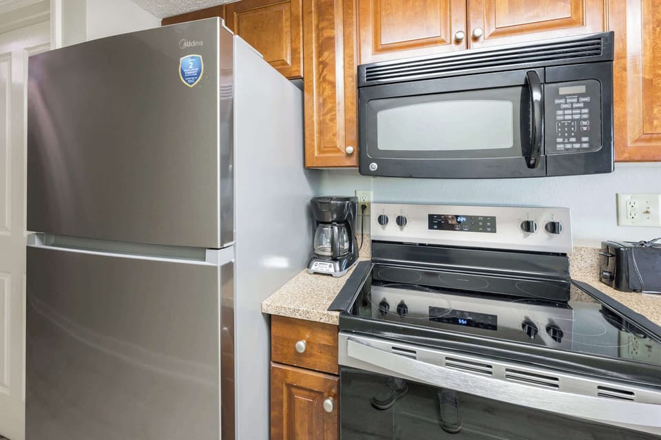 Spacious Kitchen w/ Essentials 🍳
