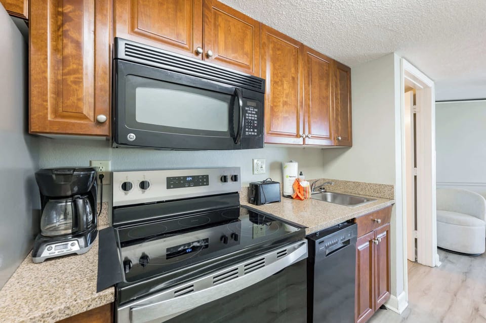 Spacious Kitchen w/ Essentials 🍳

