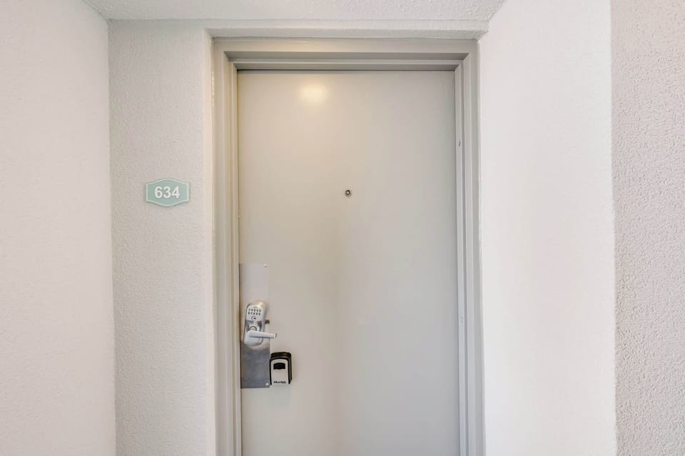 Private Entry w/ Easy Access
