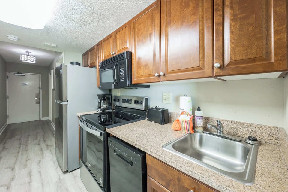 Spacious Kitchen w/ Essentials 🍳
