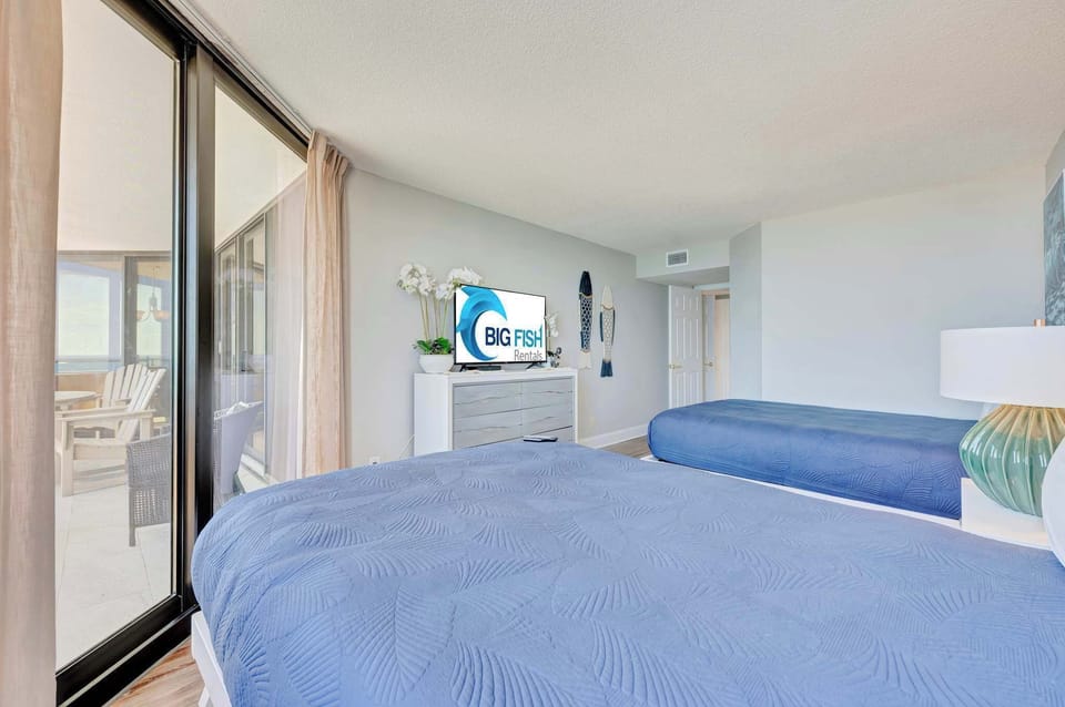 Bedroom w/ Stunning Views 🌅
