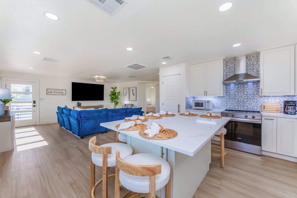 Full kitchen with counter seating 