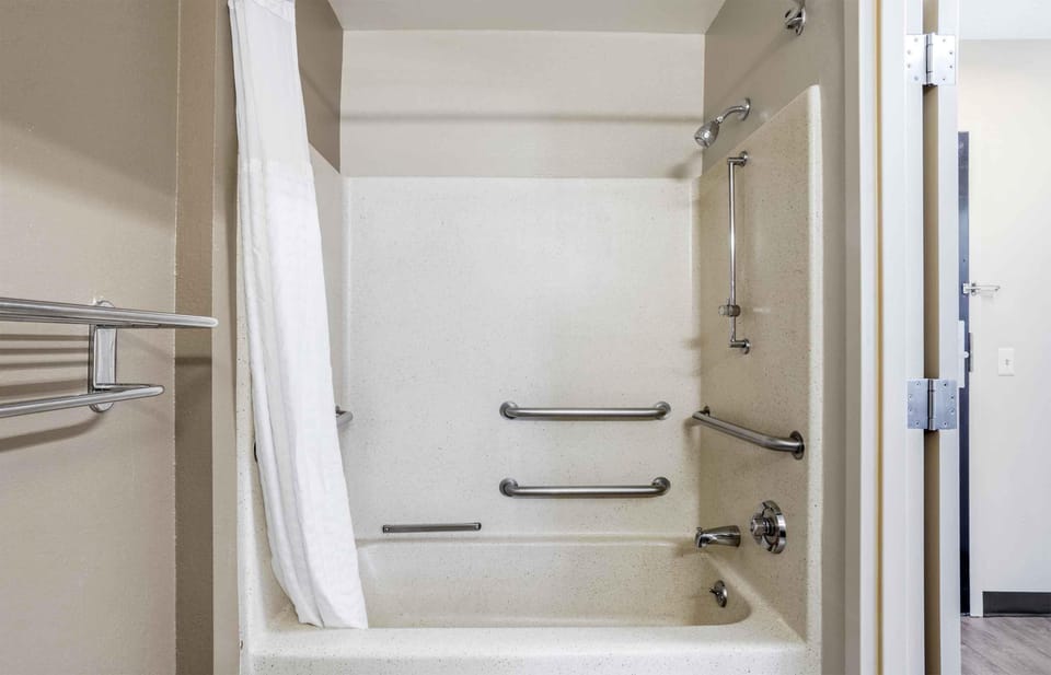 Studio, 1 Queen Bed, Accessible, Non Smoking | Bathroom | Free toiletries, hair dryer, towels