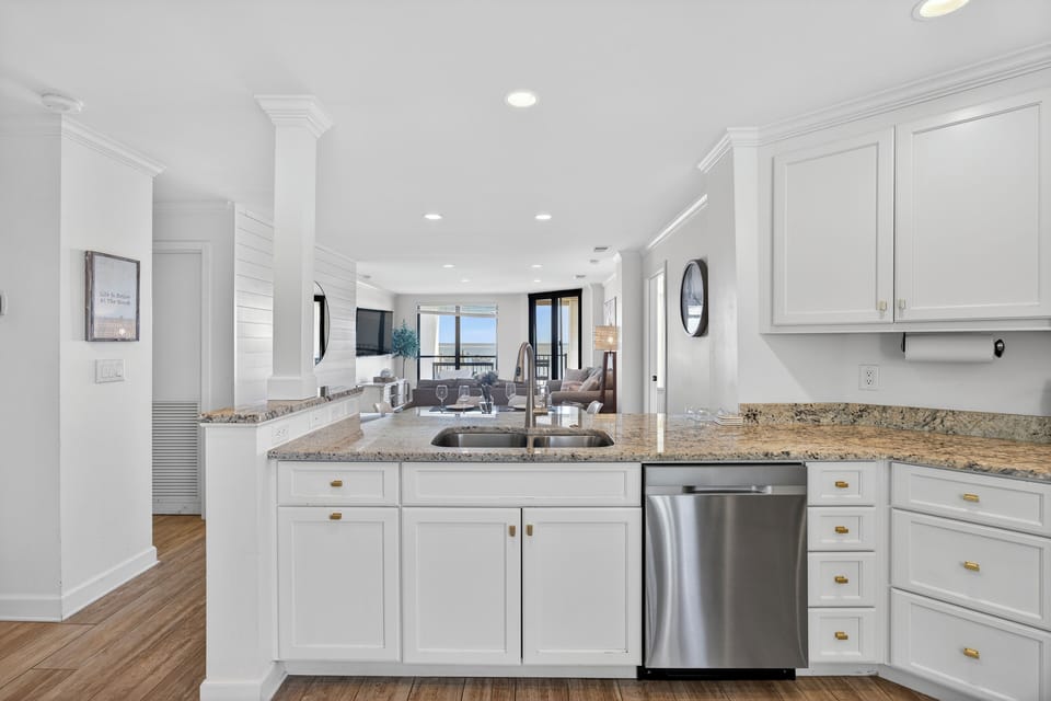Fully equipped kitchen with eat-in kitchen table