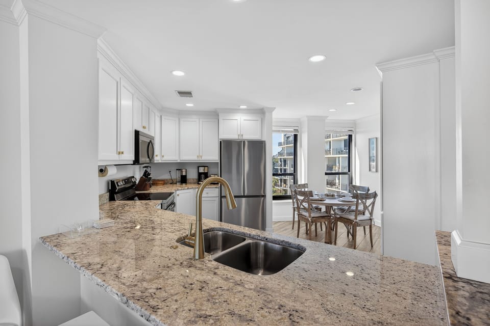 Fully equipped kitchen with eat-in kitchen table