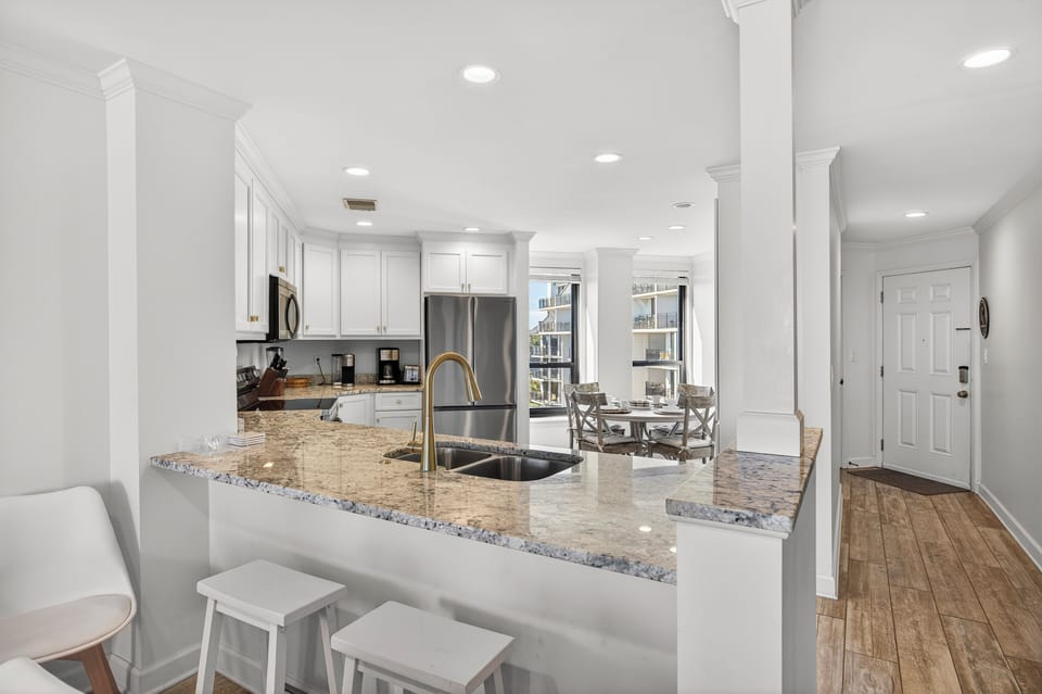 Fully equipped kitchen with eat-in kitchen table