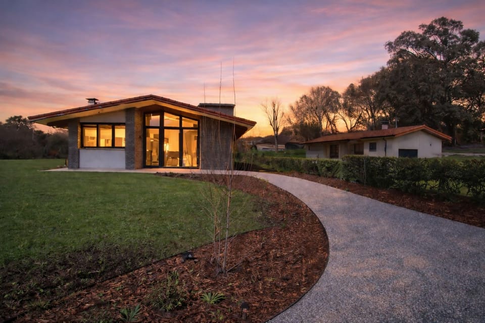 Property building,Facade/entrance,Garden,Balcony/Terrace,Garden view