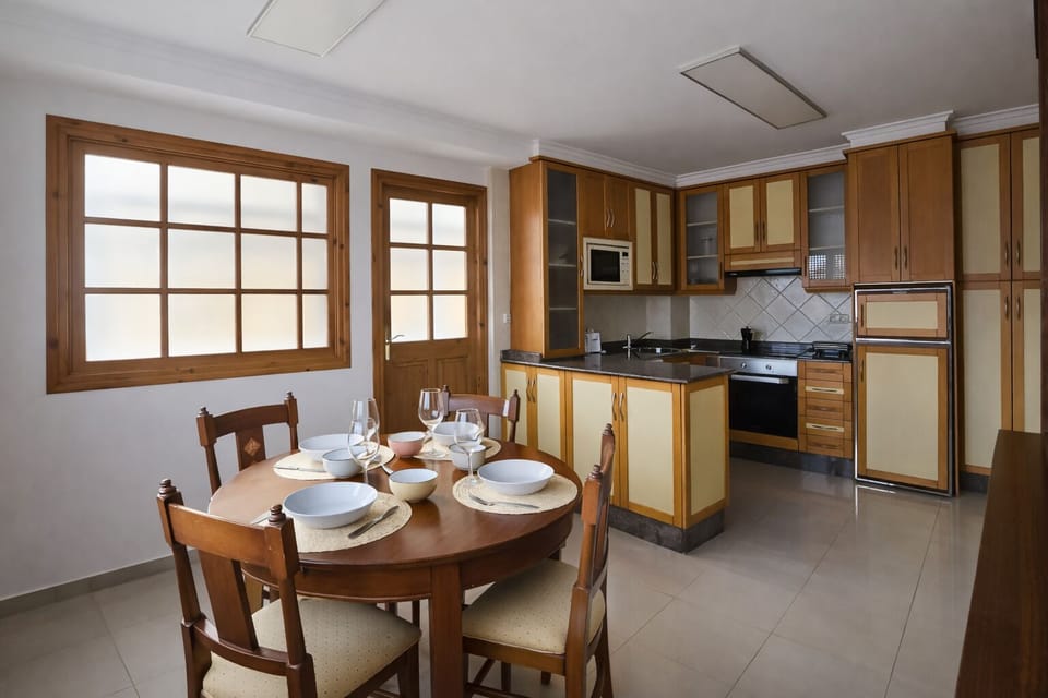 Kitchen or kitchenette,Dining area