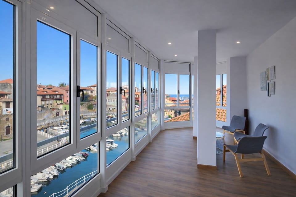 Communal lounge/ TV room,Bird's eye view,Living room,City view,Sea view,Street view