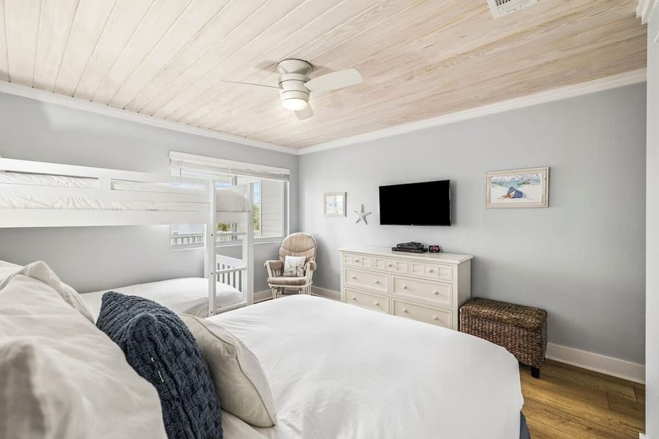 Guest Room: Twin over Twin Bunk & Queen Bed