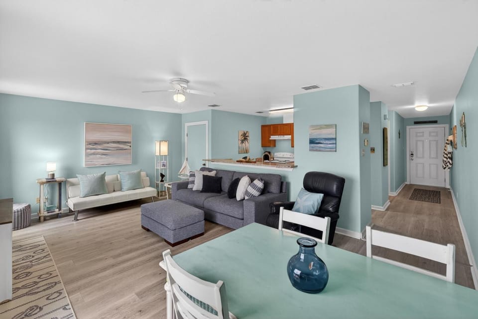 Y Knot Go to the Beach! Cute Beach Condo (730)