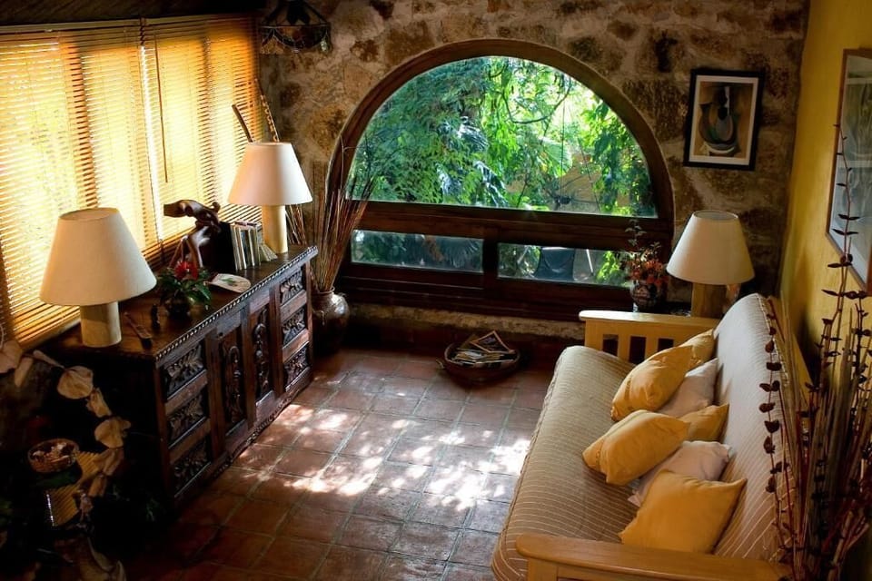 Comfort Room, Lake View | Living area