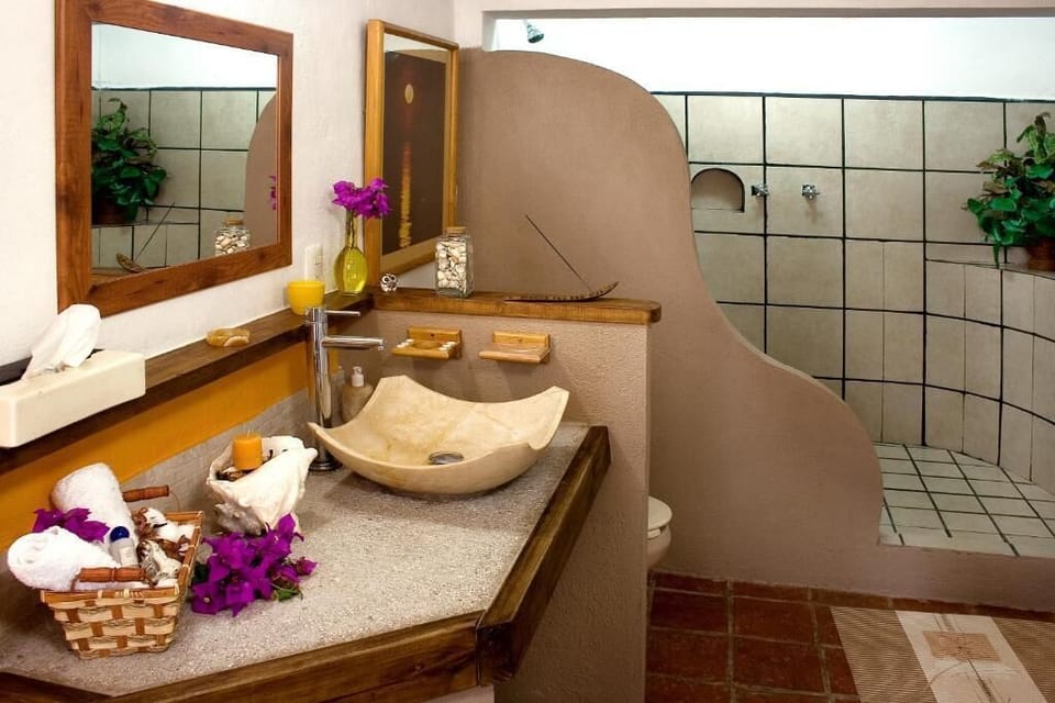 Deluxe Room, Lake View | Bathroom | Shower, towels