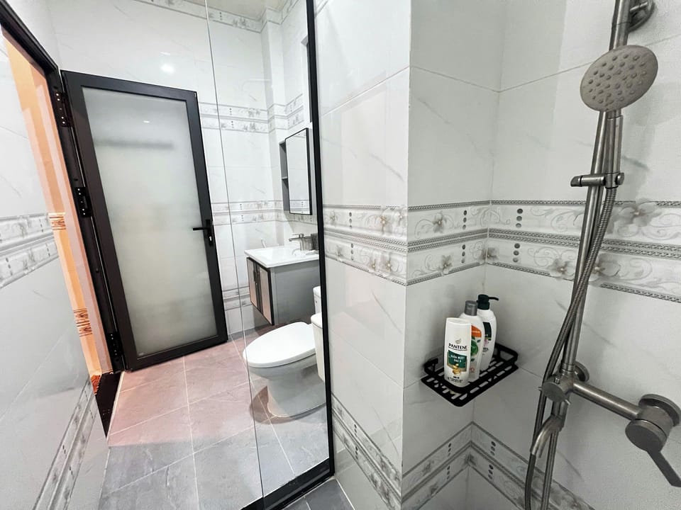 Family Twin Room | Bathroom | Shower, free toiletries, hair dryer, slippers