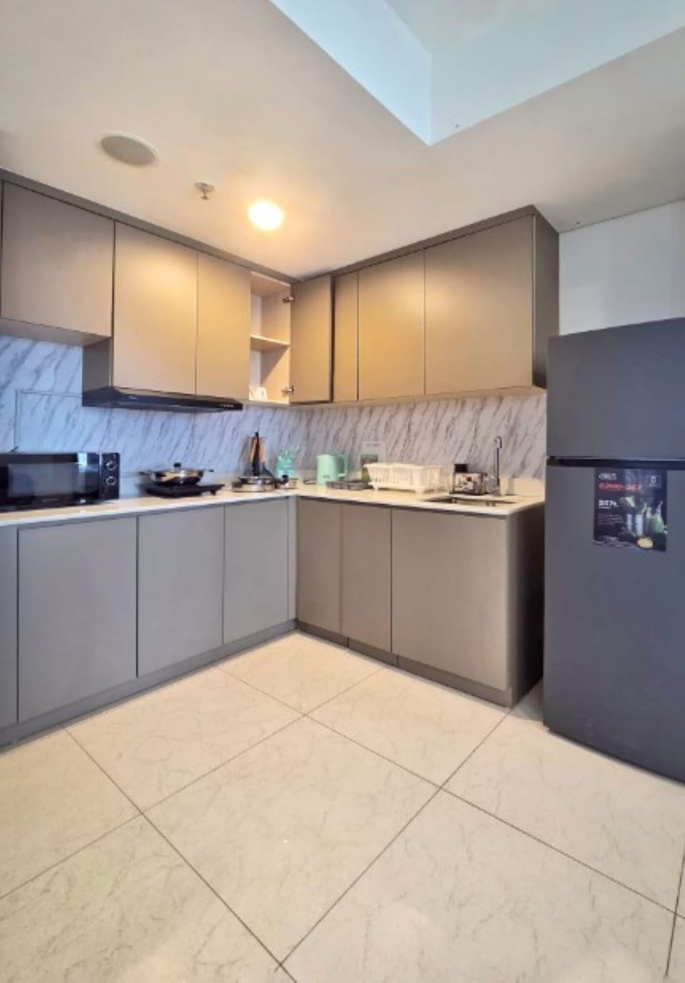 Apartment, 3 Bedrooms, City View | Private kitchen | Fridge, microwave, stovetop, cookware/dishes/utensils