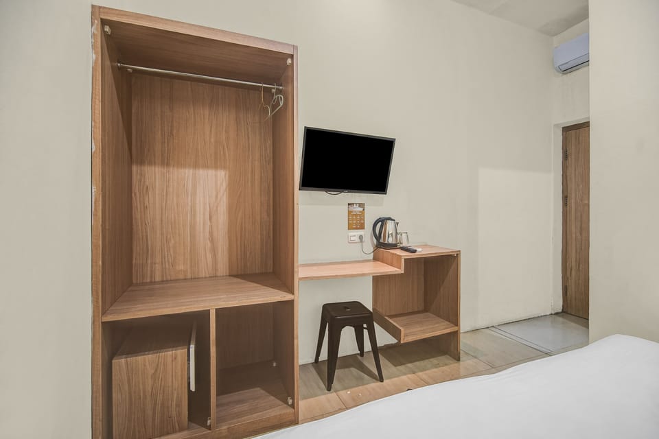 Standard Double Room | Desk, WiFi (free), bed sheets