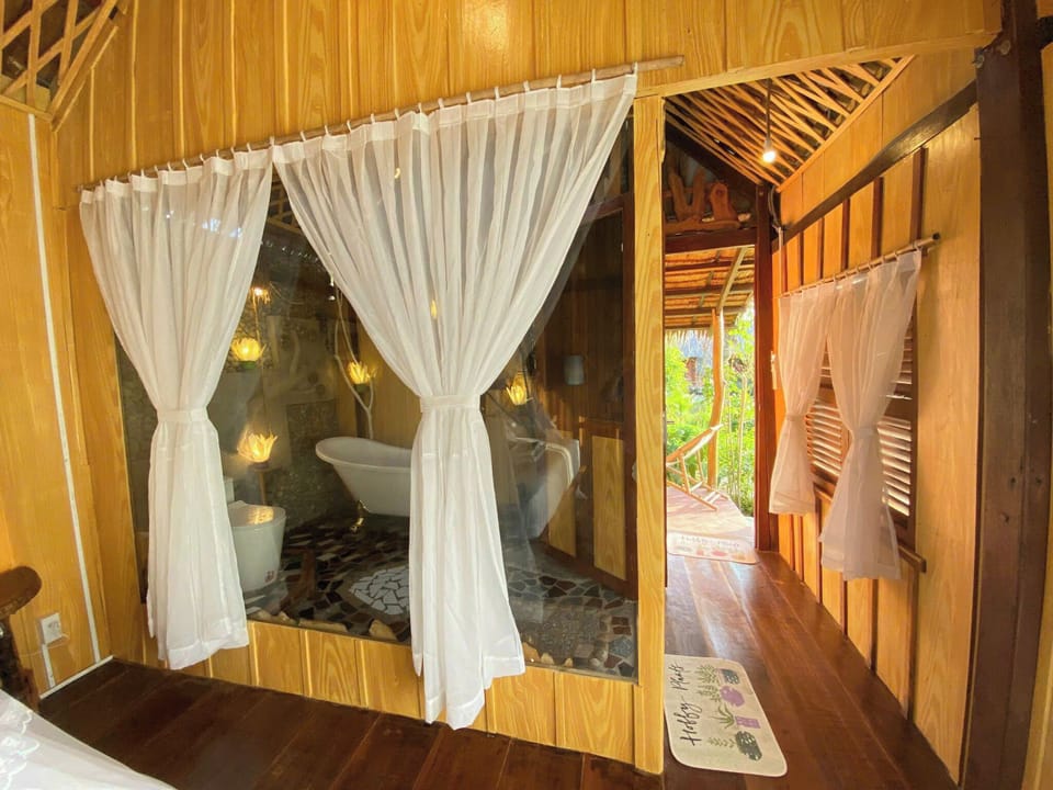 Deluxe Room | Bathroom | Rainfall showerhead, free toiletries, hair dryer, towels