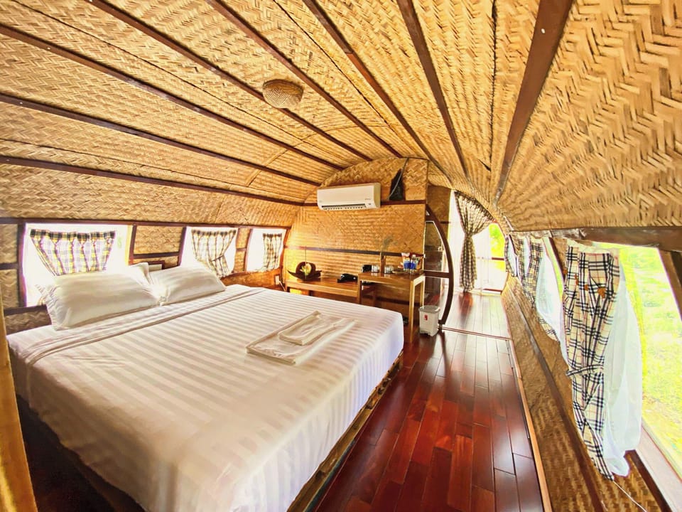 Standard Studio | Desk, blackout drapes, free WiFi, bed sheets