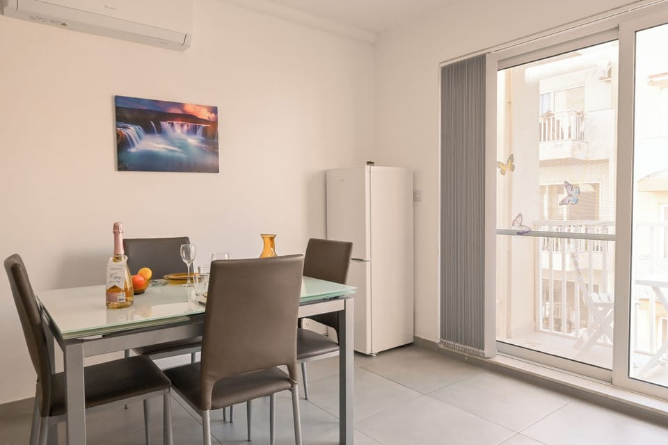 Family Apartment, 1 Bedroom, Balcony (Camelia Seaview 1 Bd Apart In St Paul) | Dining