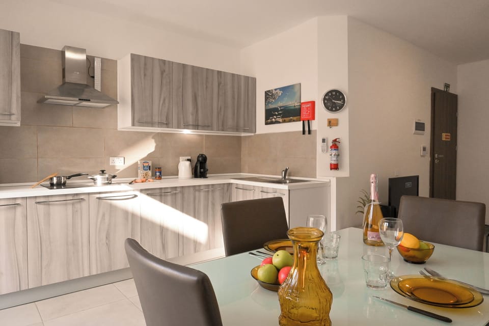 Family Apartment, 1 Bedroom, Balcony (Camelia Seaview 1 Bd Apart In St Paul) | Dining room