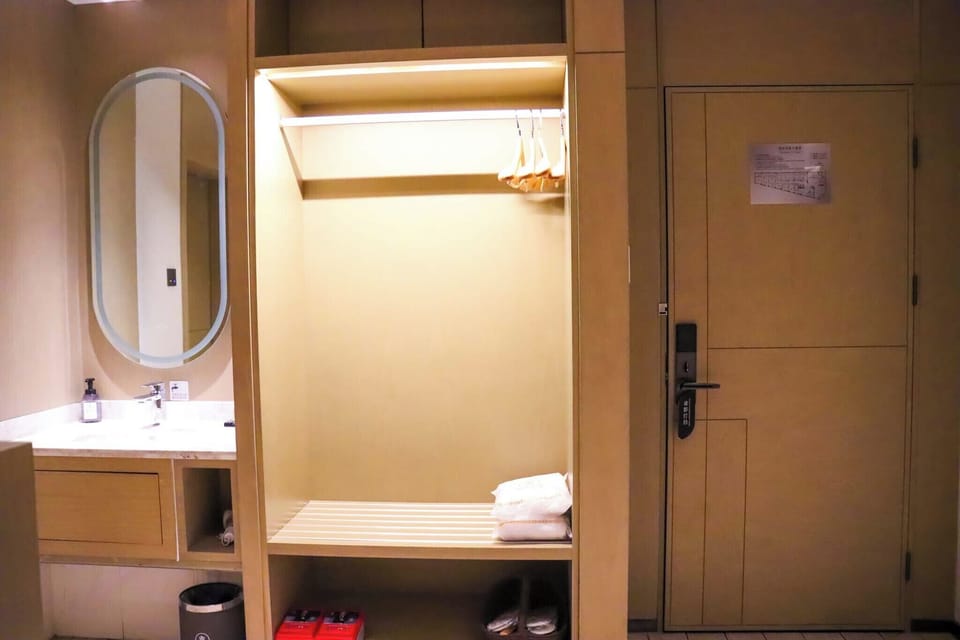 Standard Twin Room | Wardrobe