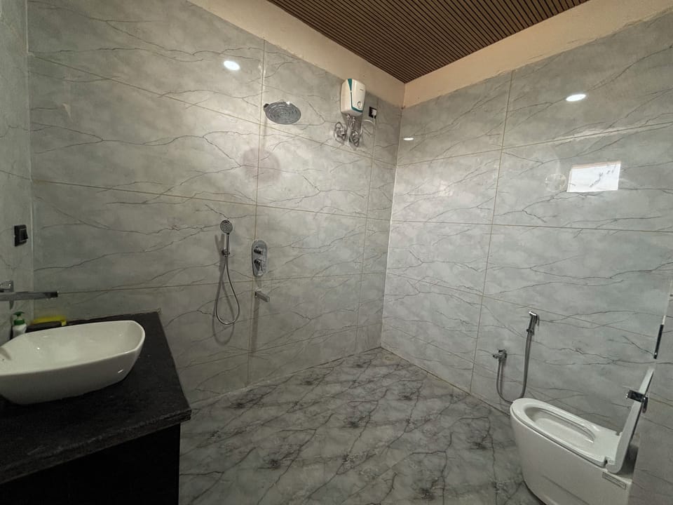 Luxury Room, River View | Bathroom