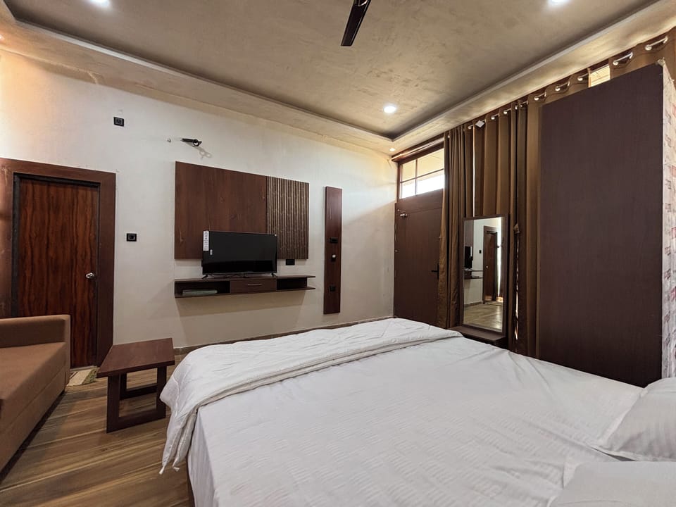 Luxury Room, River View | Iron/ironing board, free WiFi