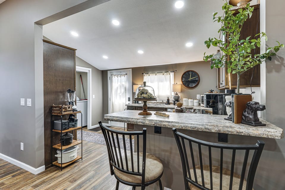 Kitchen | Breakfast Bar | Refrigerator